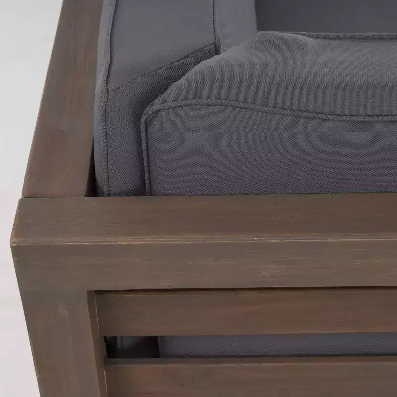 Ensemble de conversation d'extérieur Oana 2 places, causeuse d'extérieur avec accoudoir gauche en bois d'acacia et table basse avec coussin gris/gris foncé – Christopher Knight Home