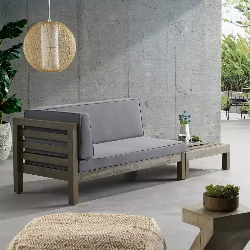 Ensemble de conversation d'extérieur Oana 2 places, causeuse d'extérieur avec accoudoir gauche en bois d'acacia et table basse avec coussin gris/gris foncé – Christopher Knight Home