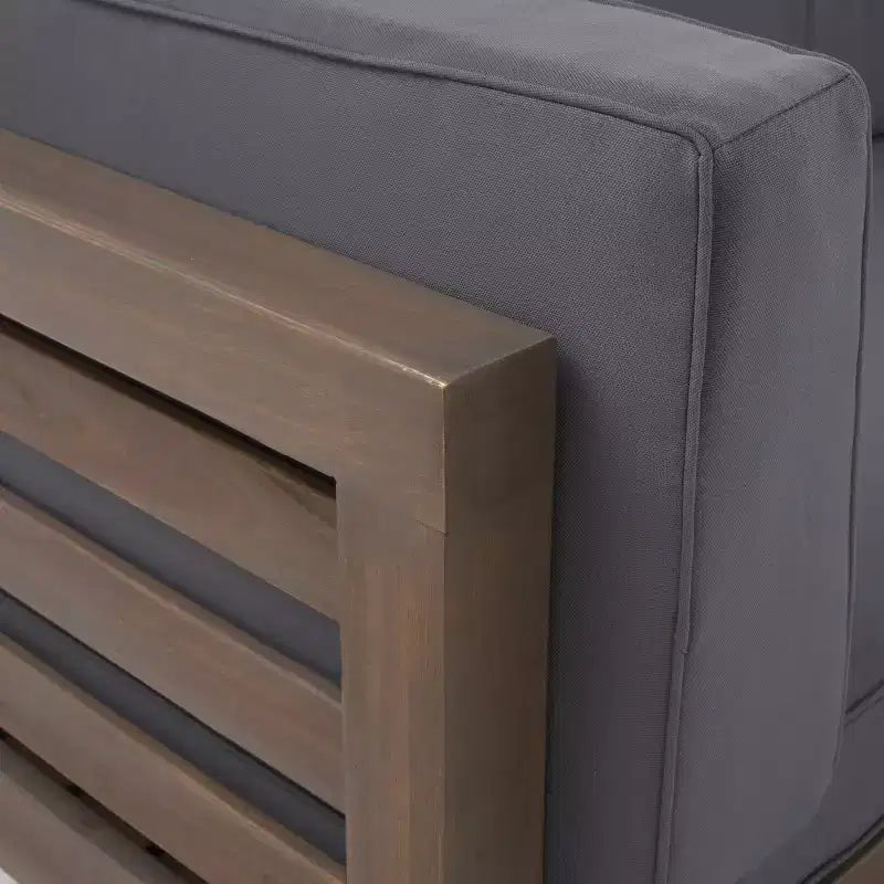 Ensemble de conversation d'extérieur Oana 2 places, causeuse d'extérieur avec accoudoir gauche en bois d'acacia et table basse avec coussin gris/gris foncé – Christopher Knight Home