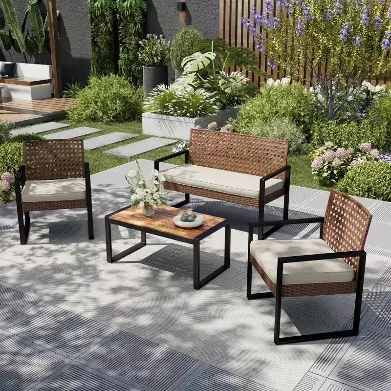 Juego de conversación acolchado de mimbre y ratán para patio exterior de 4 piezas con sillones y mesa de centro Captiva Designs