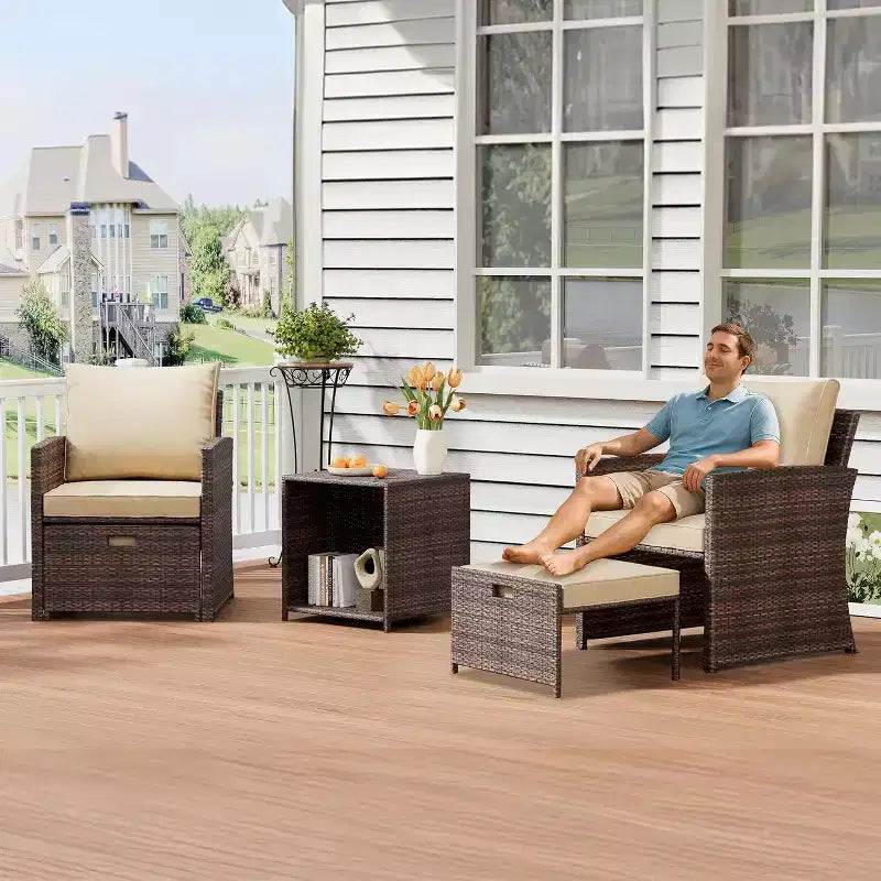 Acekool Juego de patio para balcón de 5 piezas, sillones de ratán marrón con cojines suaves, 2 otomanas ocultas y mesa de almacenamiento de vidrio para porche, césped, terraza