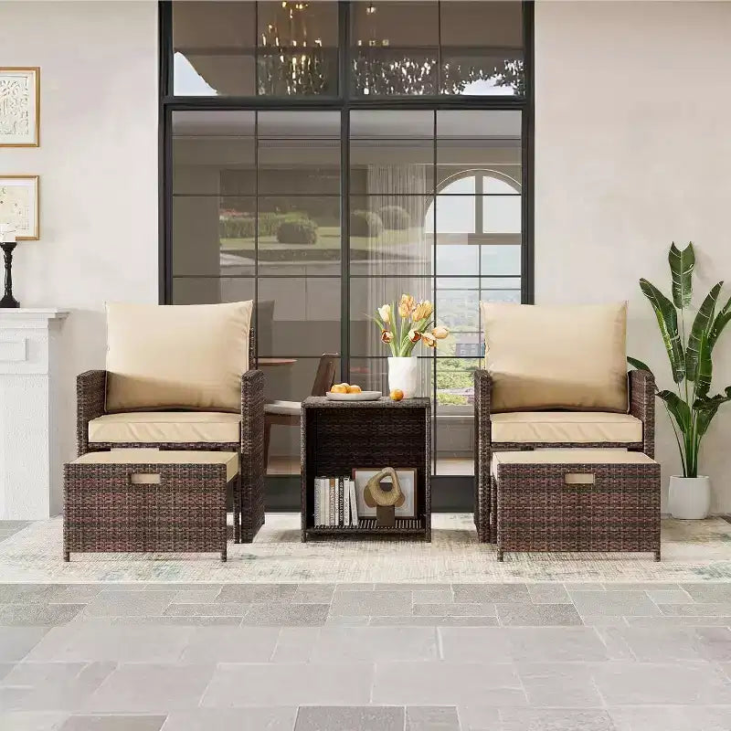 Acekool Juego de patio para balcón de 5 piezas, sillones de ratán marrón con cojines suaves, 2 otomanas ocultas y mesa de almacenamiento de vidrio para porche, césped, terraza