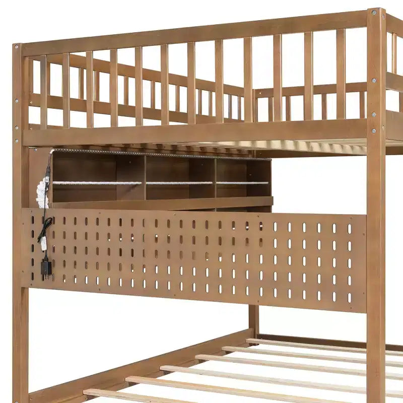 Litera baja moderna de tamaño matrimonial sobre matrimonial con almacenamiento, estantes iluminados y panel perforado