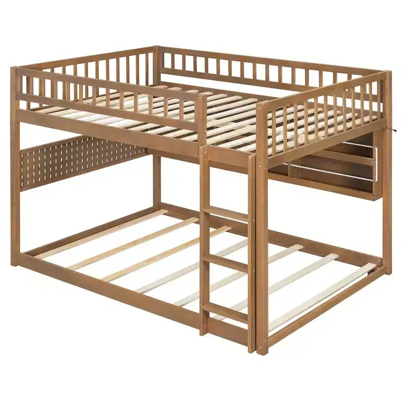 Litera baja moderna de tamaño matrimonial sobre matrimonial con almacenamiento, estantes iluminados y panel perforado