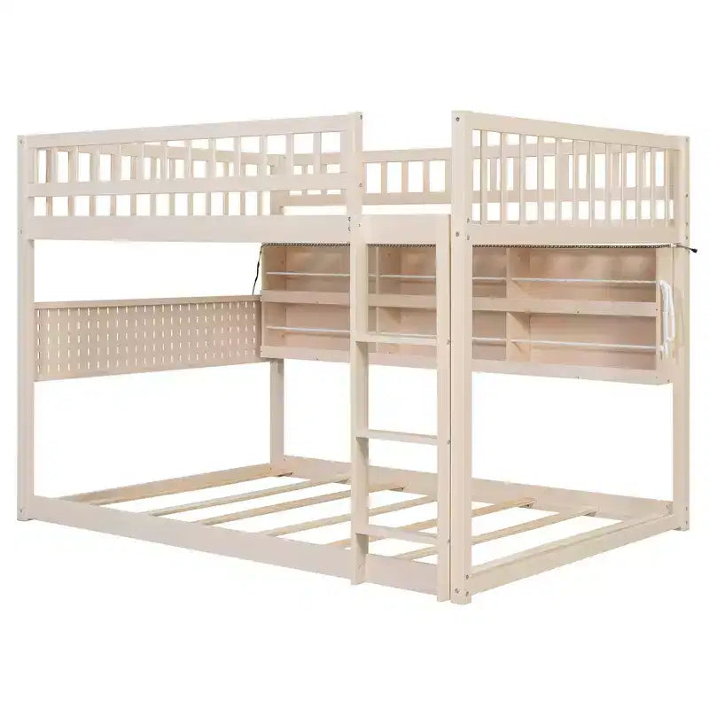 Litera baja moderna de tamaño matrimonial sobre matrimonial con almacenamiento, estantes iluminados y panel perforado