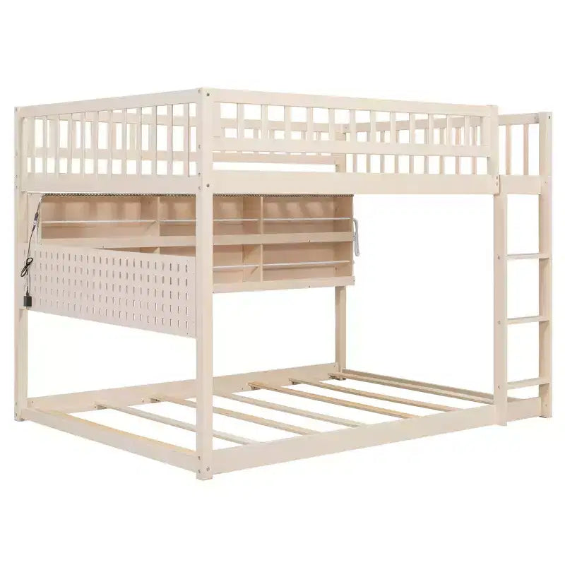 Litera baja moderna de tamaño matrimonial sobre matrimonial con almacenamiento, estantes iluminados y panel perforado
