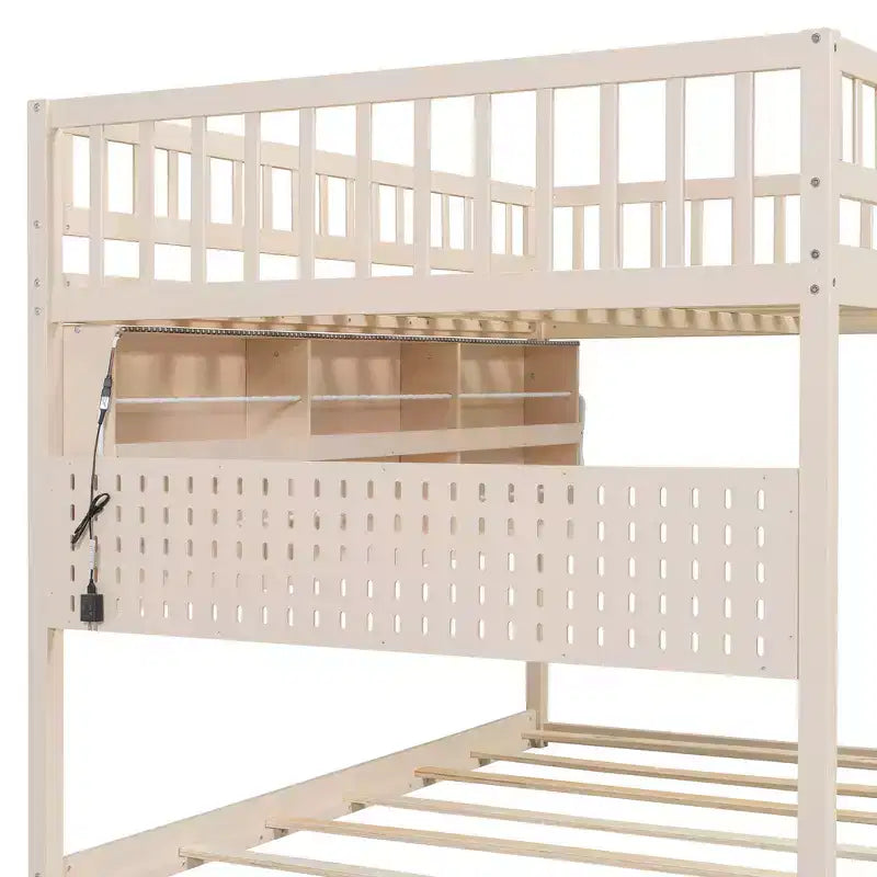 Litera baja moderna de tamaño matrimonial sobre matrimonial con almacenamiento, estantes iluminados y panel perforado