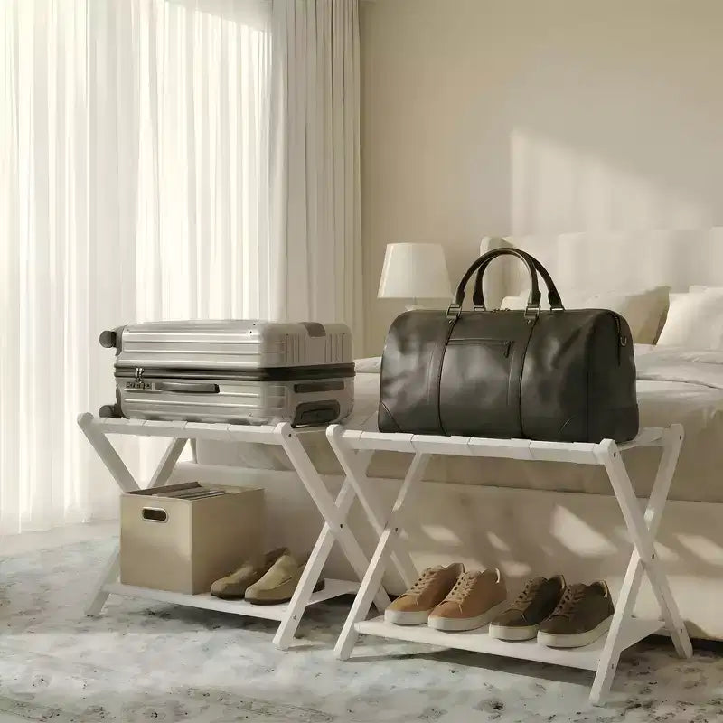 Estante plegable de bambú para maletas con 2 estantes, soporte blanco para maletas con capacidad de 110 lb, organizador de viaje que ahorra espacio