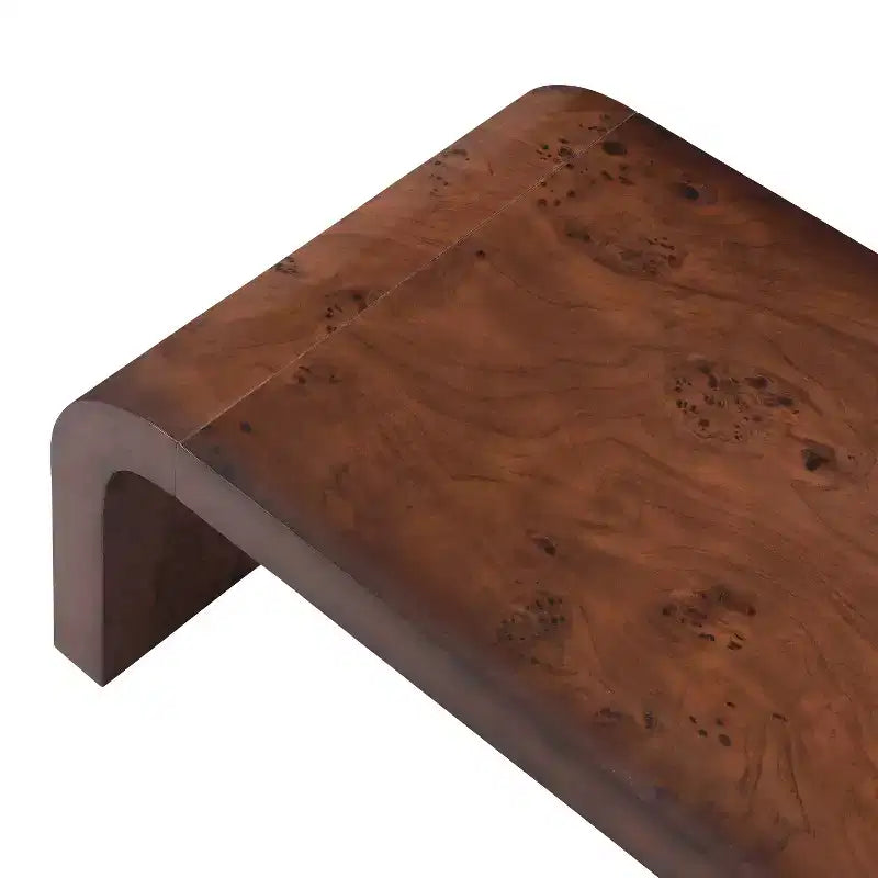 Mesa de centro moderna tipo cascada con acabado de chapa de raíz y bordes curvos