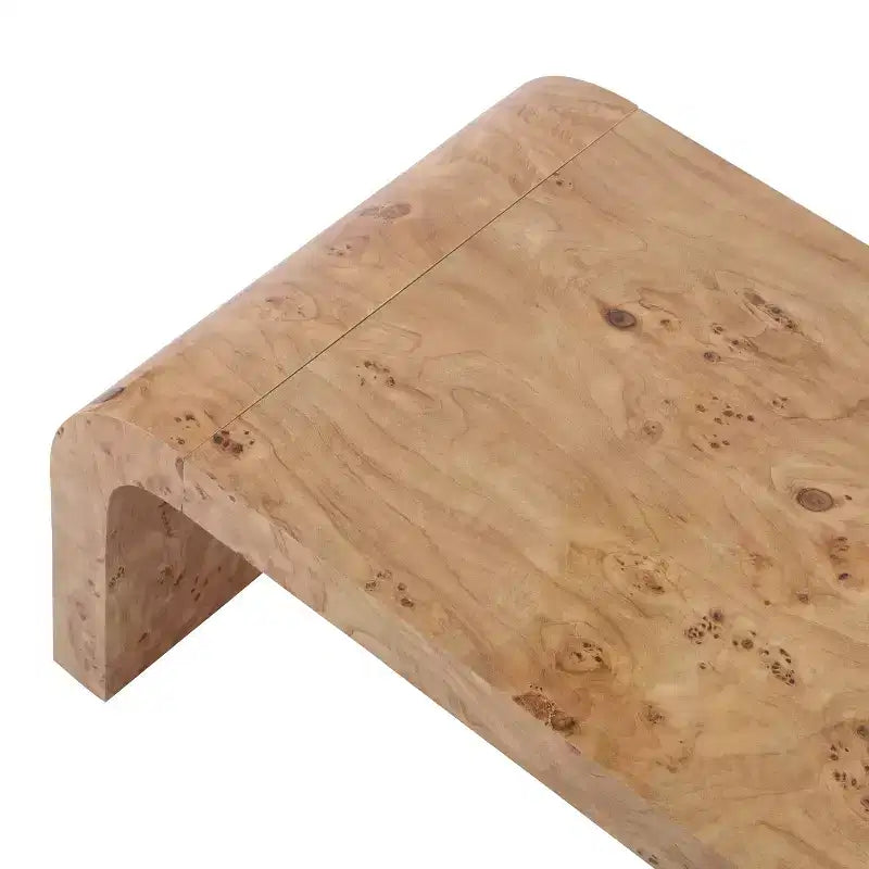 Mesa de centro moderna tipo cascada con acabado de chapa de raíz y bordes curvos