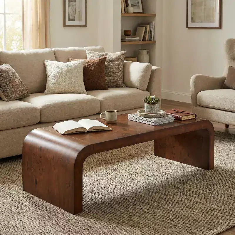 Mesa de centro moderna tipo cascada con acabado de chapa de raíz y bordes curvos