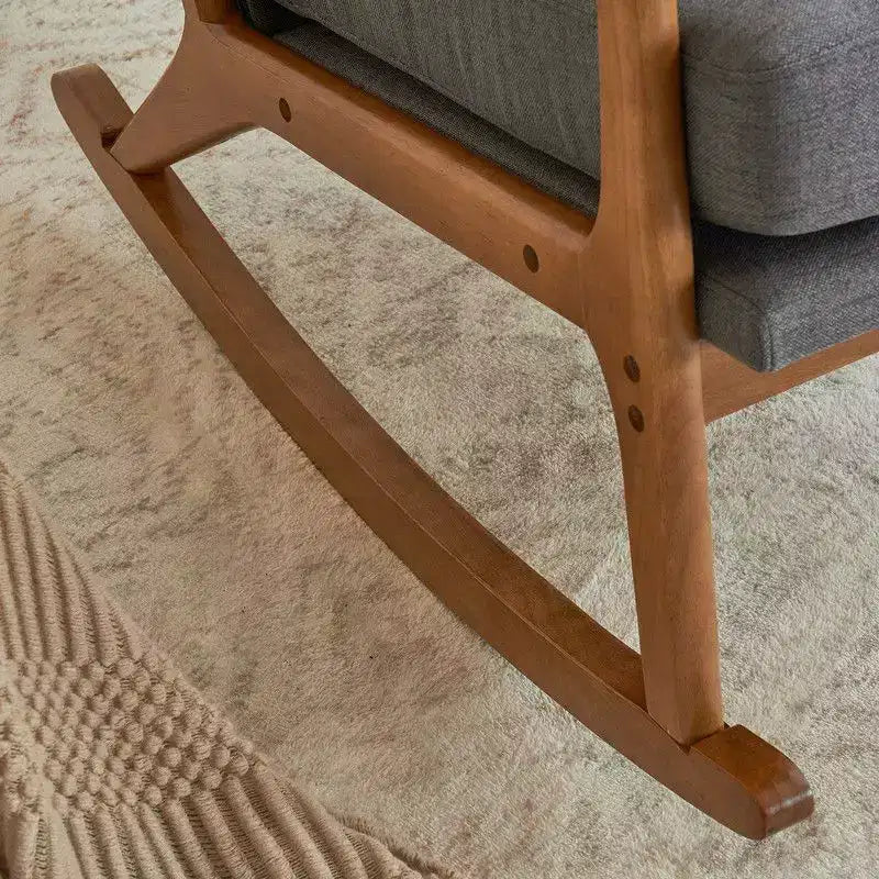 Mecedora tapizada gris, balancines de madera maciza, capacidad 136 kg