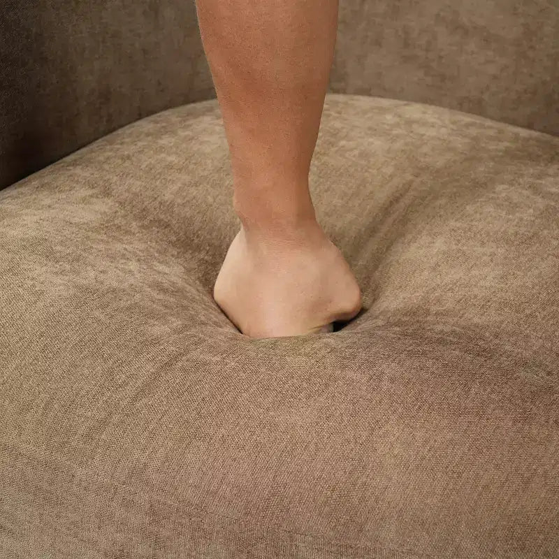 Sillón giratorio moderno, diseño de barril, estructura de madera y patas de metal
