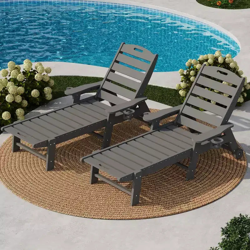 Lot de 2 chaises longues pliantes réglables 5 positions en PEHD, transats d'extérieur avec porte-gobelet, roulettes, accoudoirs, résine durable