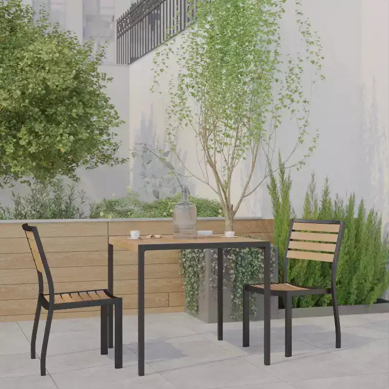 Juego de mesa de patio de 3 piezas Emma y Oliver - Láminas de polietileno sintético imitación teca - Mesa con marco de acero cuadrado de 35" con 2 sillas apilables imitación teca