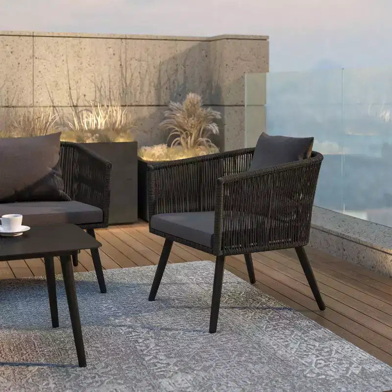 Juego de conversación Kierra de 4 piezas de ratán para todo tipo de clima de Flash Furniture con cojines extraíbles con cremallera gris y mesa de centro de metal