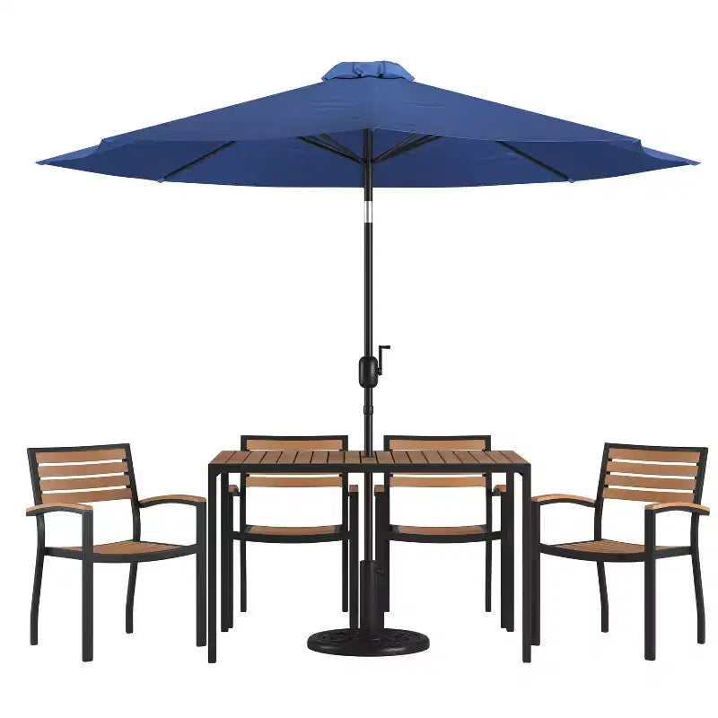 Ensemble table de patio 7 pièces Emma et Oliver - 4 chaises empilables en teck synthétique imitation bois - Table en teck imitation bois - Parasol avec base