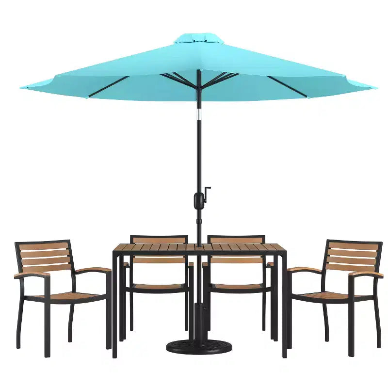 Ensemble table de patio 7 pièces Emma et Oliver - 4 chaises empilables en teck synthétique imitation bois - Table en teck imitation bois - Parasol avec base