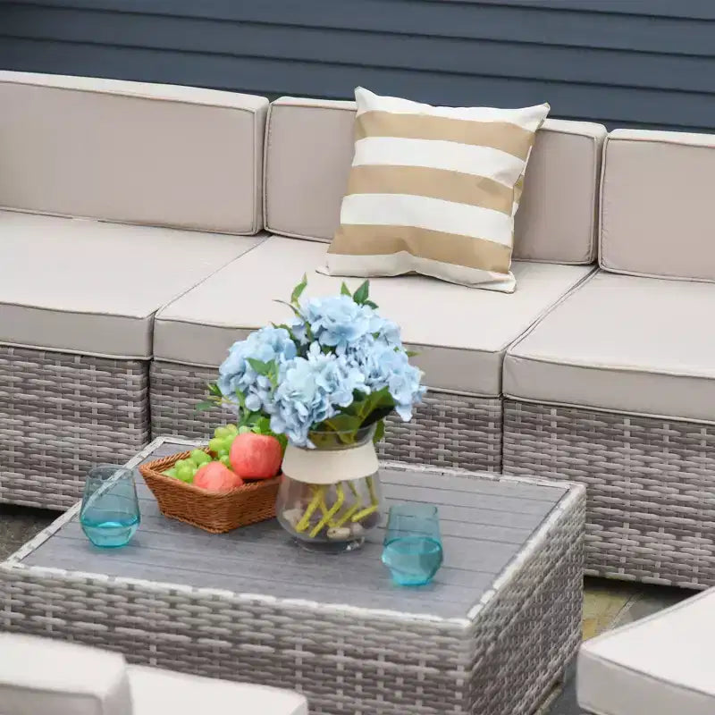 Juego de Muebles de Patio Outsunny de 7 Piezas, Juego de Conversación de Ratán para Exteriores, Sofá Seccional de Ratán PE para Todo Clima con Mesa de Madera Sintética, Cojines de Rayas