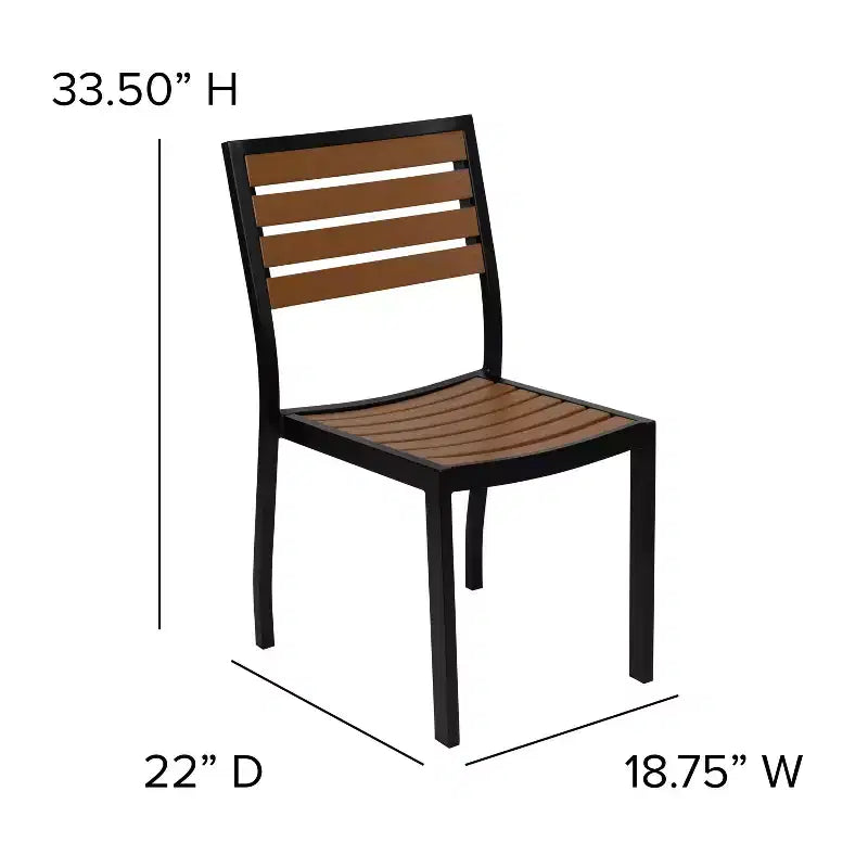 Juego de comedor de patio de cinco piezas de teca sintética Merrick Lane - Mesa, dos sillones apilables sin reposabrazos, sombrilla gris de 2,7 m y base