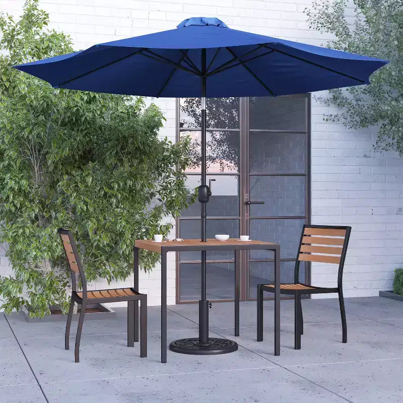 Juego de comedor de patio de cinco piezas de teca sintética Merrick Lane - Mesa, dos sillones apilables sin reposabrazos, sombrilla gris de 2,7 m y base