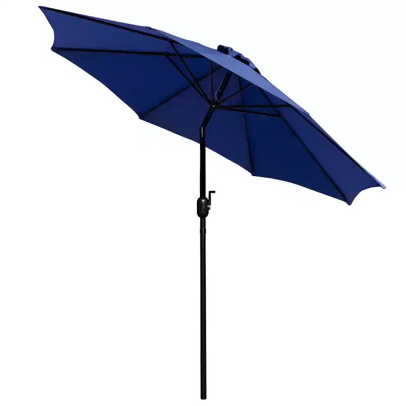 Juego de comedor de patio de cinco piezas de teca sintética Merrick Lane - Mesa, dos sillones apilables sin reposabrazos, sombrilla gris de 2,7 m y base