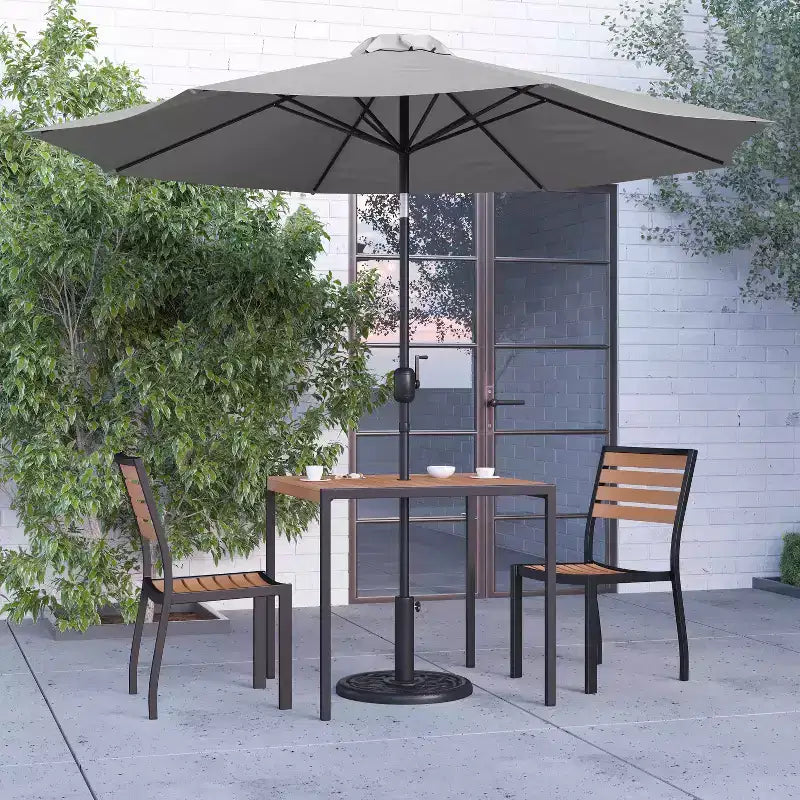 Juego de comedor de patio de cinco piezas de teca sintética Merrick Lane - Mesa, dos sillones apilables sin reposabrazos, sombrilla gris de 2,7 m y base