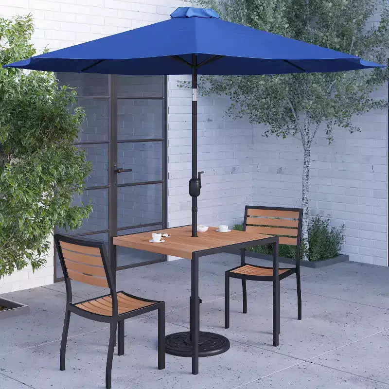 Juego de comedor de patio de cinco piezas de teca sintética Merrick Lane - Mesa, dos sillones apilables sin reposabrazos, sombrilla gris de 2,7 m y base