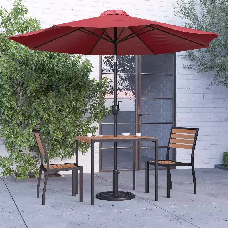 Juego de comedor de patio de cinco piezas de teca sintética Merrick Lane - Mesa, dos sillones apilables sin reposabrazos, sombrilla gris de 2,7 m y base