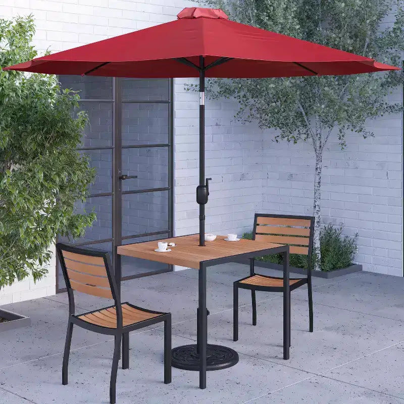 Juego de comedor de patio de cinco piezas de teca sintética Merrick Lane - Mesa, dos sillones apilables sin reposabrazos, sombrilla gris de 2,7 m y base