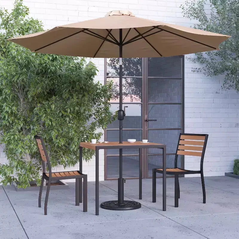 Juego de comedor de patio de cinco piezas de teca sintética Merrick Lane - Mesa, dos sillones apilables sin reposabrazos, sombrilla gris de 2,7 m y base