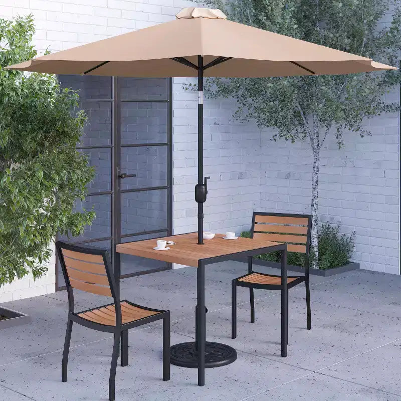 Juego de comedor de patio de cinco piezas de teca sintética Merrick Lane - Mesa, dos sillones apilables sin reposabrazos, sombrilla gris de 2,7 m y base