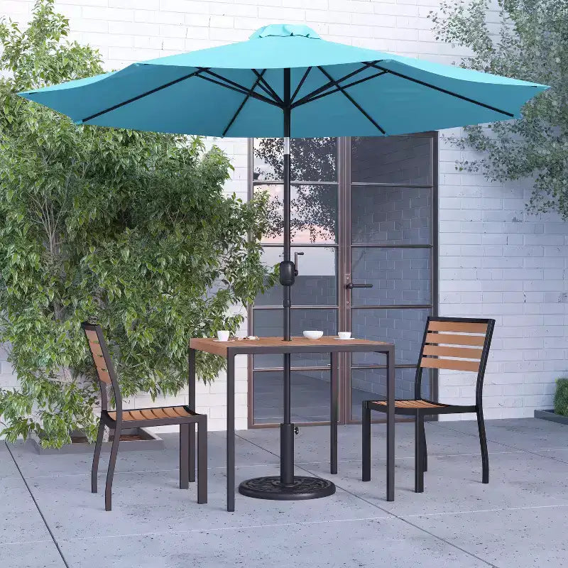 Juego de comedor de patio de cinco piezas de teca sintética Merrick Lane - Mesa, dos sillones apilables sin reposabrazos, sombrilla gris de 2,7 m y base