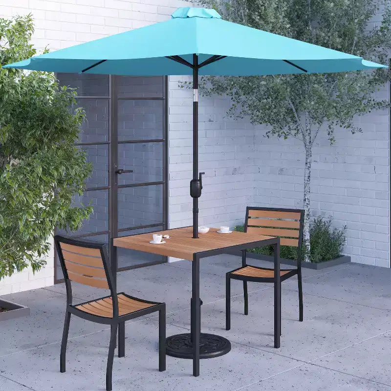 Juego de comedor de patio de cinco piezas de teca sintética Merrick Lane - Mesa, dos sillones apilables sin reposabrazos, sombrilla gris de 2,7 m y base