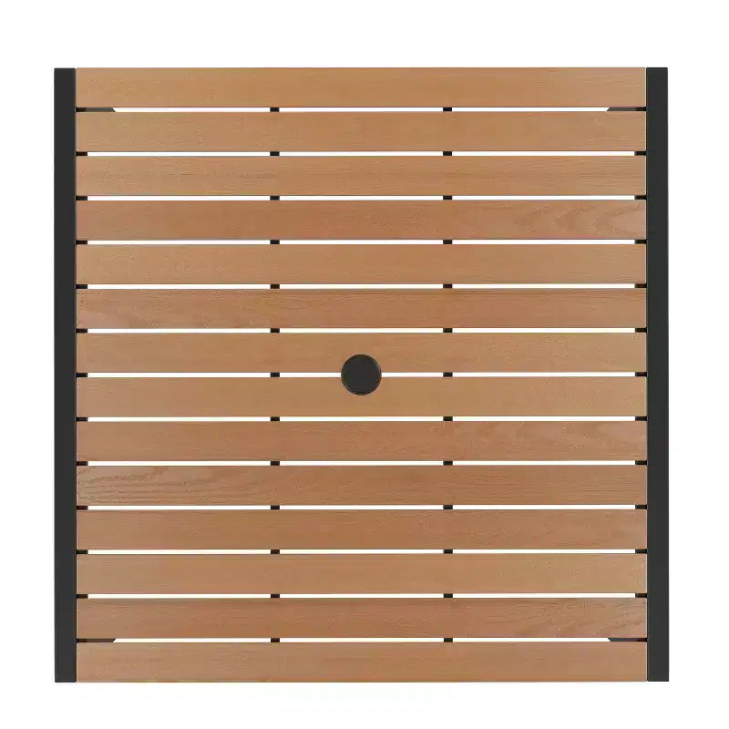 Juego de comedor de patio de cinco piezas de teca sintética Merrick Lane - Mesa, dos sillones apilables sin reposabrazos, sombrilla gris de 2,7 m y base