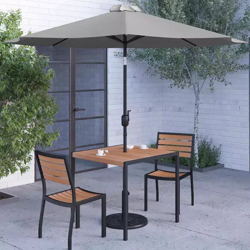 Juego de comedor de patio de cinco piezas de teca sintética Merrick Lane - Mesa, dos sillones apilables sin reposabrazos, sombrilla gris de 2,7 m y base