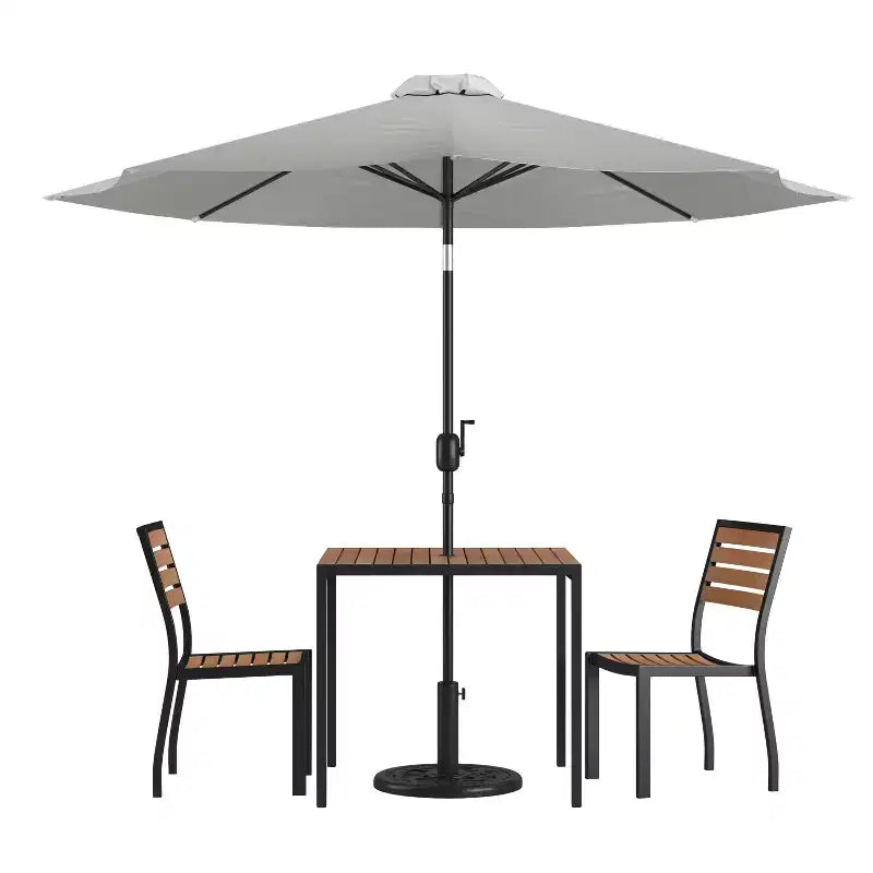 Juego de comedor de patio de cinco piezas de teca sintética Merrick Lane - Mesa, dos sillones apilables sin reposabrazos, sombrilla gris de 2,7 m y base