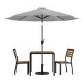 Juego de comedor de patio de cinco piezas de teca sintética Merrick Lane - Mesa, dos sillones apilables sin reposabrazos, sombrilla gris de 2,7 m y base