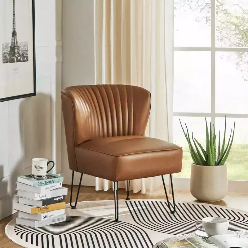 Sillón auxiliar contemporáneo de cuero vegano capitoné con patas de metal en forma de U