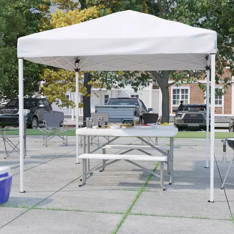 Juego portátil de puerta trasera, camping o eventos de Emma y Oliver con carpa tipo toldo blanca emergente con bolsa de transporte y mesa plegable con bancos.