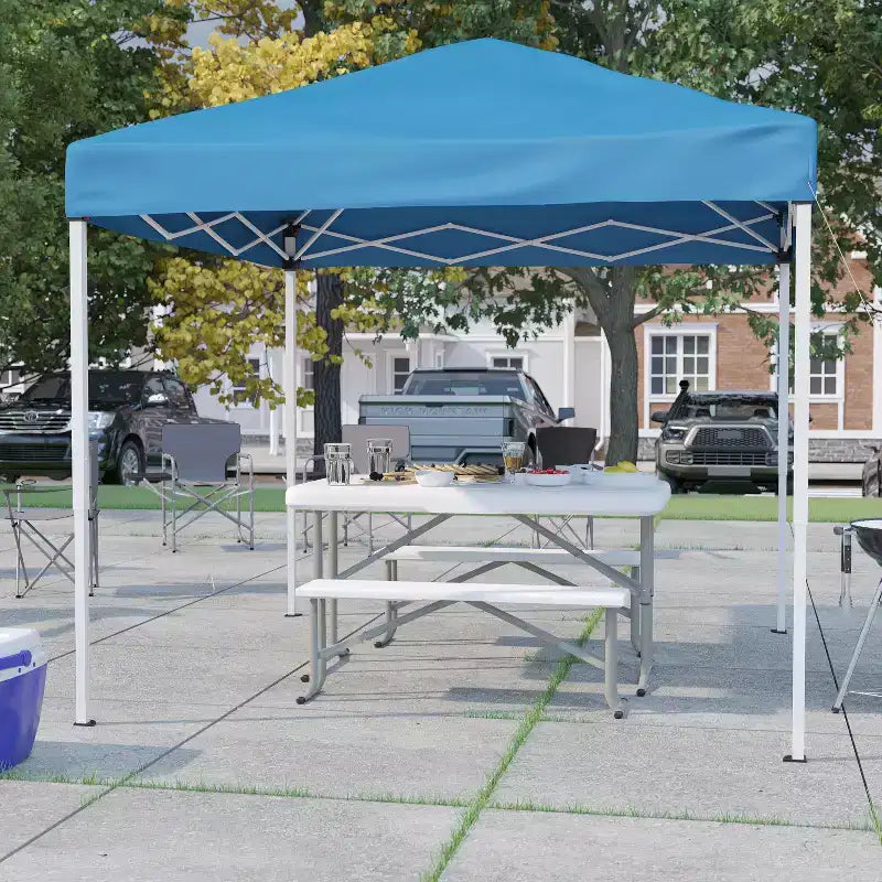 Juego portátil de puerta trasera, camping o eventos de Emma y Oliver con carpa tipo toldo blanca emergente con bolsa de transporte y mesa plegable con bancos.