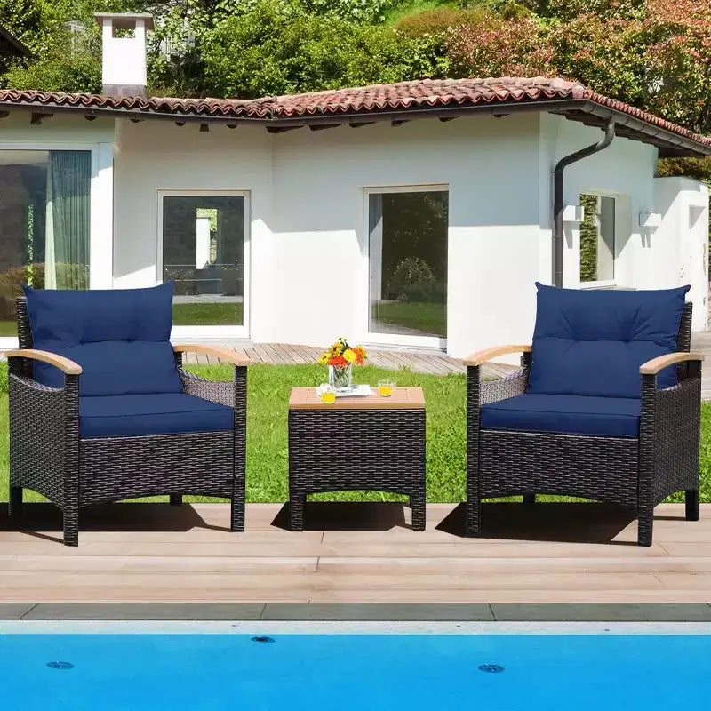 Costway Juego de Muebles de Patio de Ratán de 3 Piezas, Reposabrazos de Madera, Mesa con Cojín, Beige/Azul Marino/Blanco Roto
