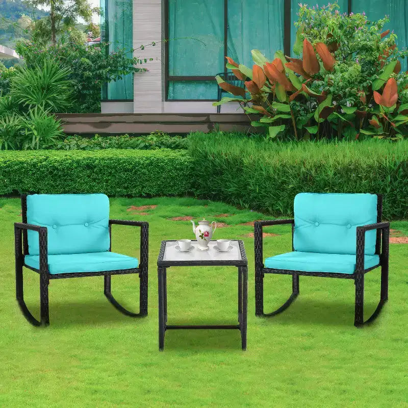 FDW Juego de Muebles de Patio de 3 Piezas, Sillas Mecedoras de Exterior, Conjuntos de Bistró, Silla de Ratán para Todo Clima con Cojines y Mesa de Centro con Tapa de Cristal