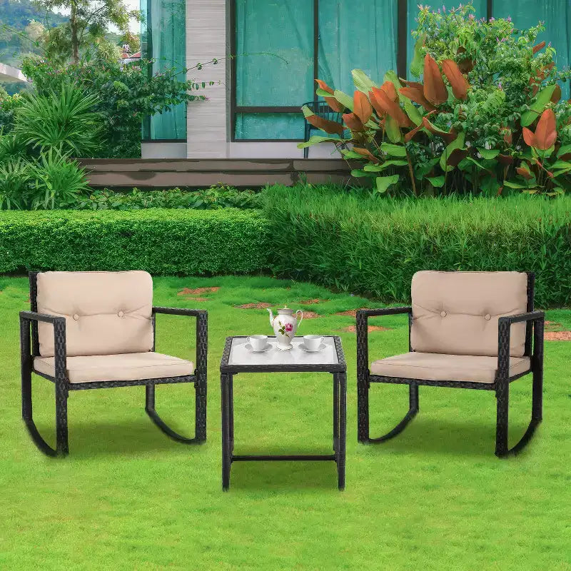 FDW Juego de Muebles de Patio de 3 Piezas, Sillas Mecedoras de Exterior, Conjuntos de Bistró, Silla de Ratán para Todo Clima con Cojines y Mesa de Centro con Tapa de Cristal